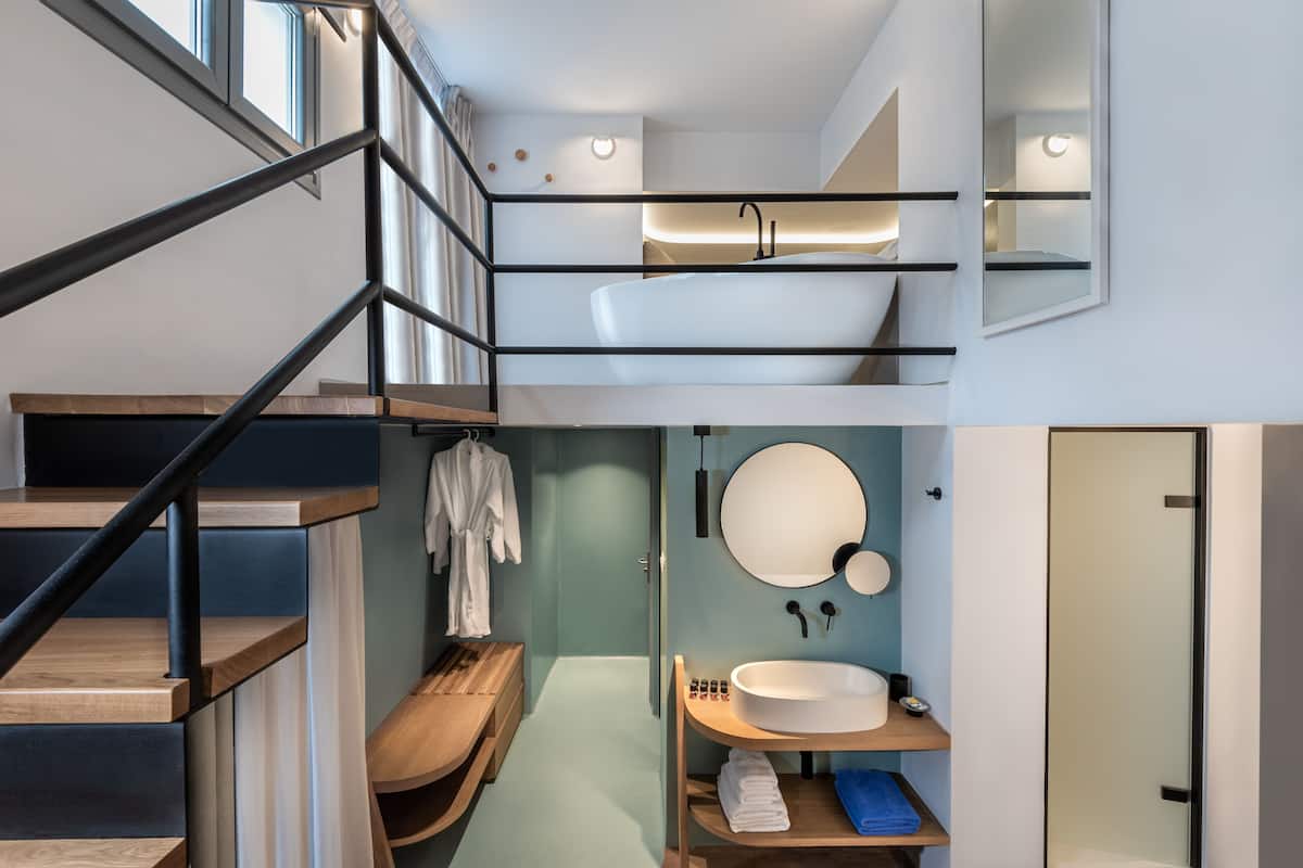 Junior Suite (Jason Master, Outdoor Hot tub) | Badkamer | Een douche, gratis toiletartikelen, een haardroger, badjassen