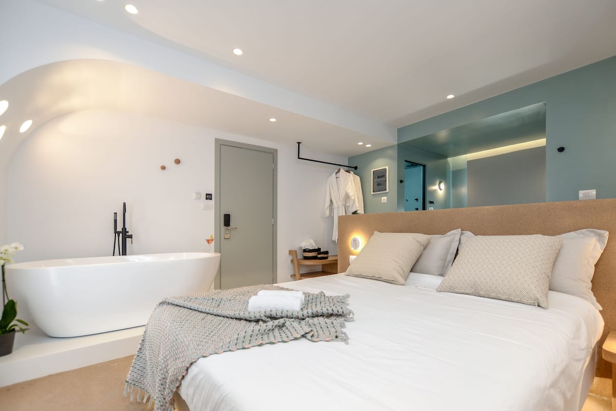 Design Room (Laertes Deluxe Double, Hydro massage Shower Jet, Bathtub) | 1 slaapkamer, hypoallergeen beddengoed, een kluis op de kamer