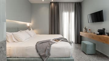 Deluxe Room, 1 Queen Bed, Hot Tub | Hypo-allergenic bedding, in-room safe, desk, laptop workspace