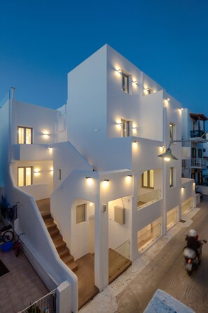 Bagian depan properti - sore/malam