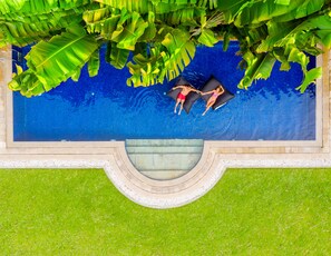 3 utendørsbassenger, bassengtelt (mot betaling) og bassengparasoller