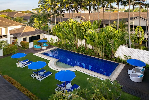 3 piscines extérieures, parasols, chaises longues