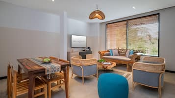 Two Bedrooms Suite at Montigo Retreat | Área de sala de estar | Televisión LED de 43 pulgadas con canales vía satélite y televisión