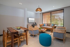 Two Bedrooms Suite at Montigo Retreat | Aire de séjour | Téléviseur à DEL de 43 po avec télévision par satellite, téléviseur
