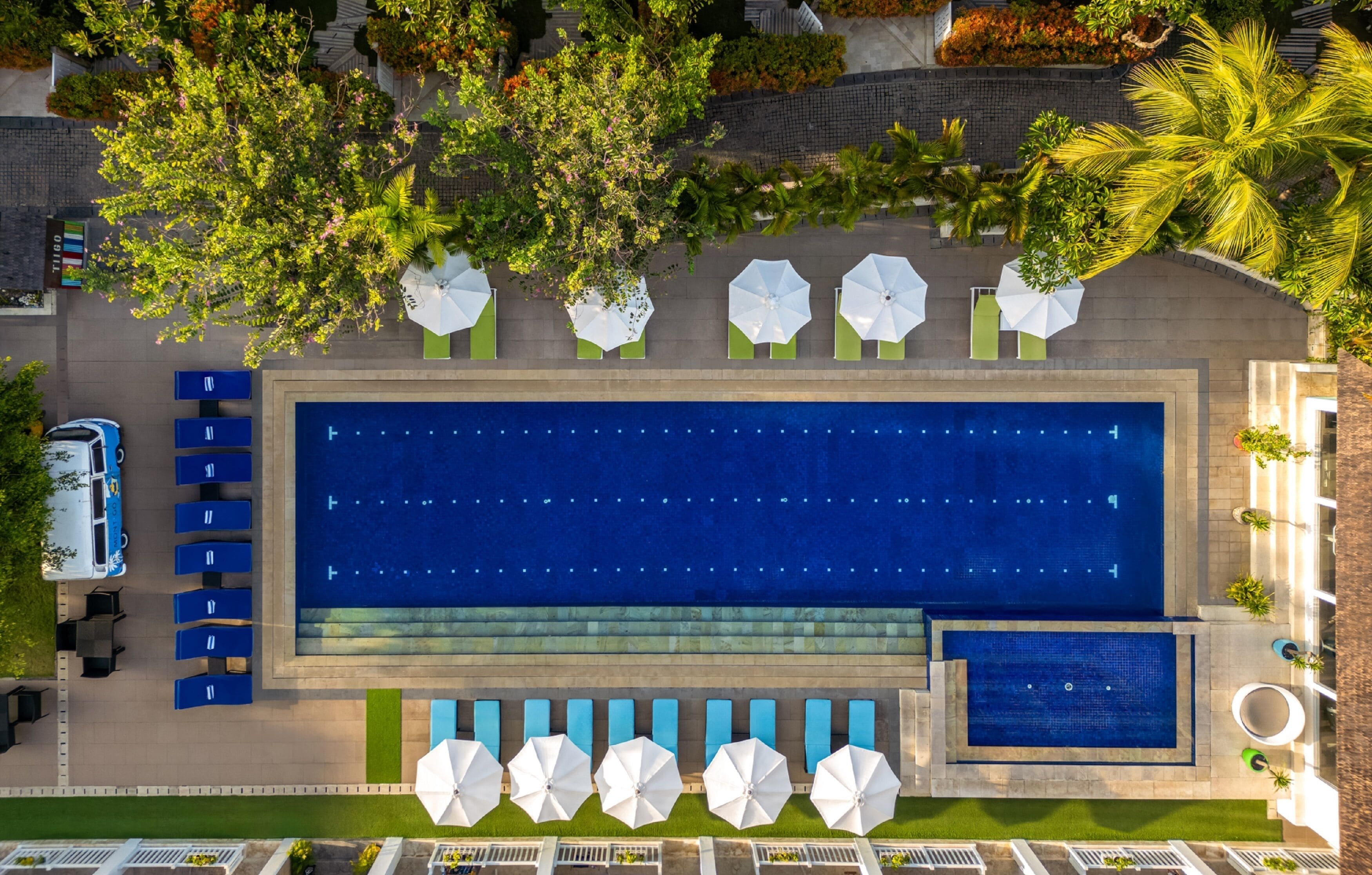 3 outdoor pools, pool umbrellas, pool loungers