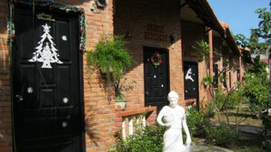 Um edifício com portas pretas, cada uma decorada com enfeites de Natal e uma guirlanda.