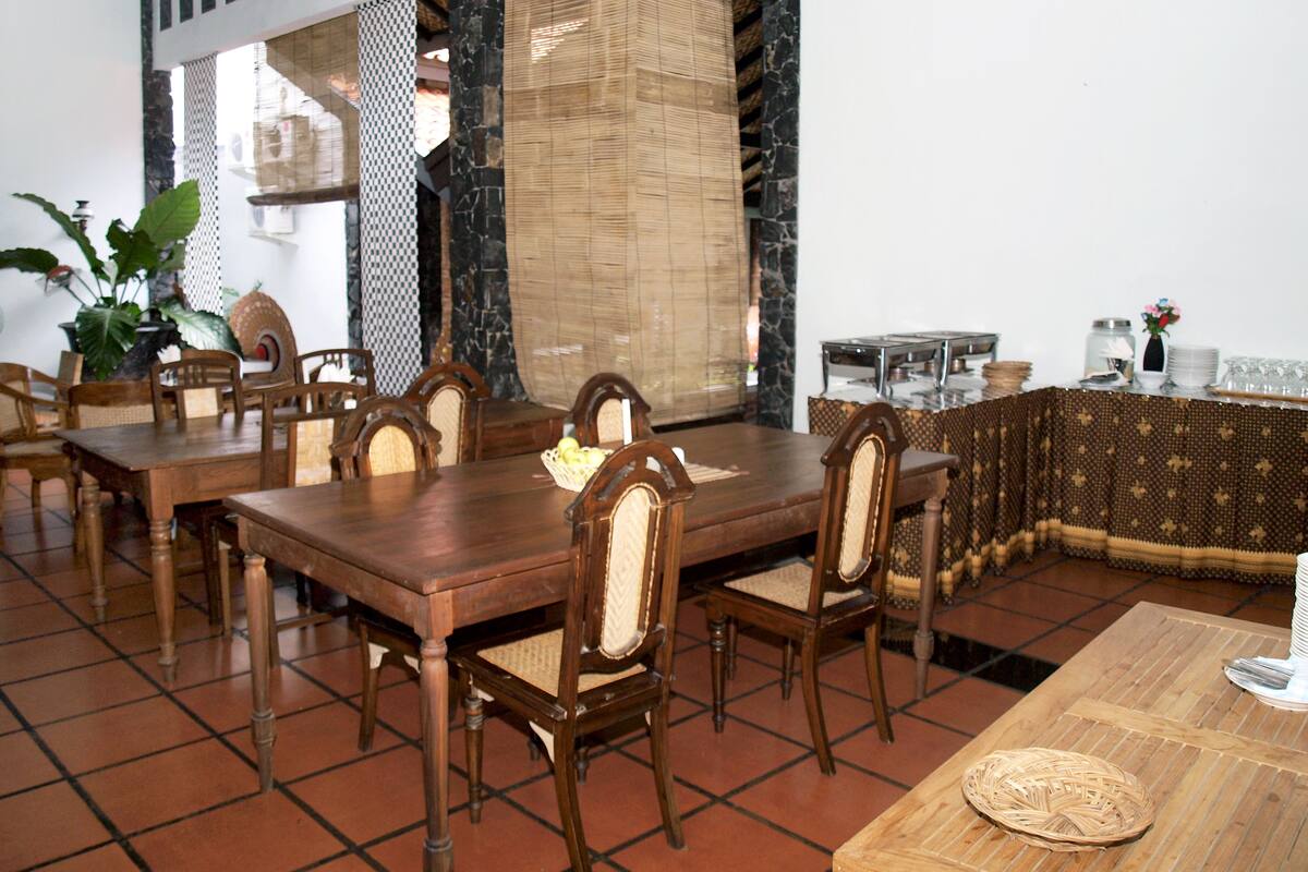 Deluxe-Zimmer | Frühstücksbereich | Tägliches inbegriffenes kontinentales Frühstück
