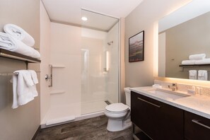 Combined shower/bathtub, hair dryer, towels - TownePlace Suites by Marriott Des Moines West/Jordan Creek (West Des Moines)