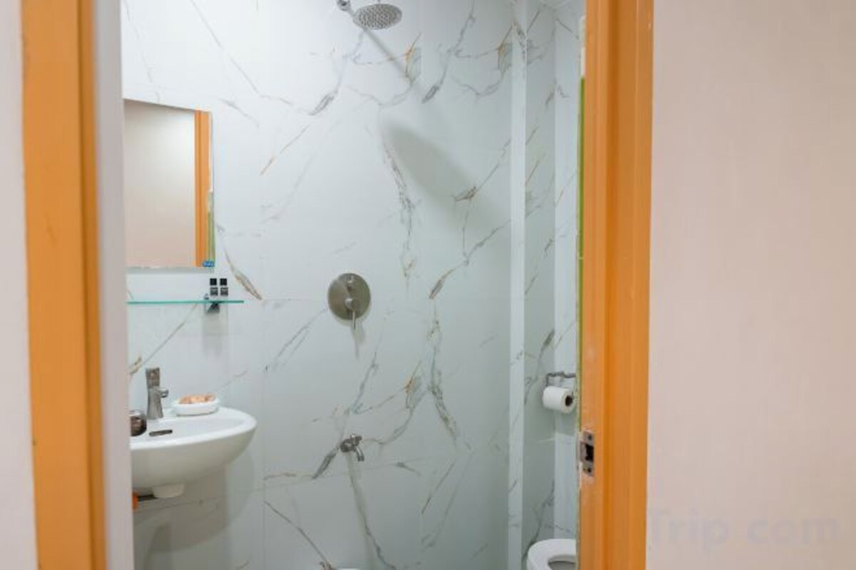 Bathroom | Shower, free toiletries, bidet, towels