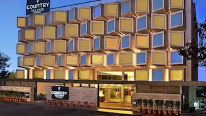 Un bâtiment moderne doté d’une façade géométrique originale, portant l’enseigne « Country Inn & Suites by Radisson ».