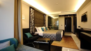 Une chambre d’hôtel moderne avec un lit, un canapé et une petite table.