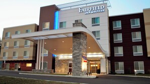 A Fairfield Inn & Suites hotel with a modern design, featuring a prominent entrance and a covered walkway. - Fairfield Inn & Suites Stroudsburg Bartonsville / Poconos (Stroudsburg)