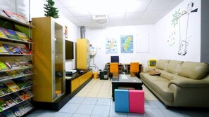 Lobby sitting area - Good Friend Bed and Breakfast - Hostel (Hualien City)