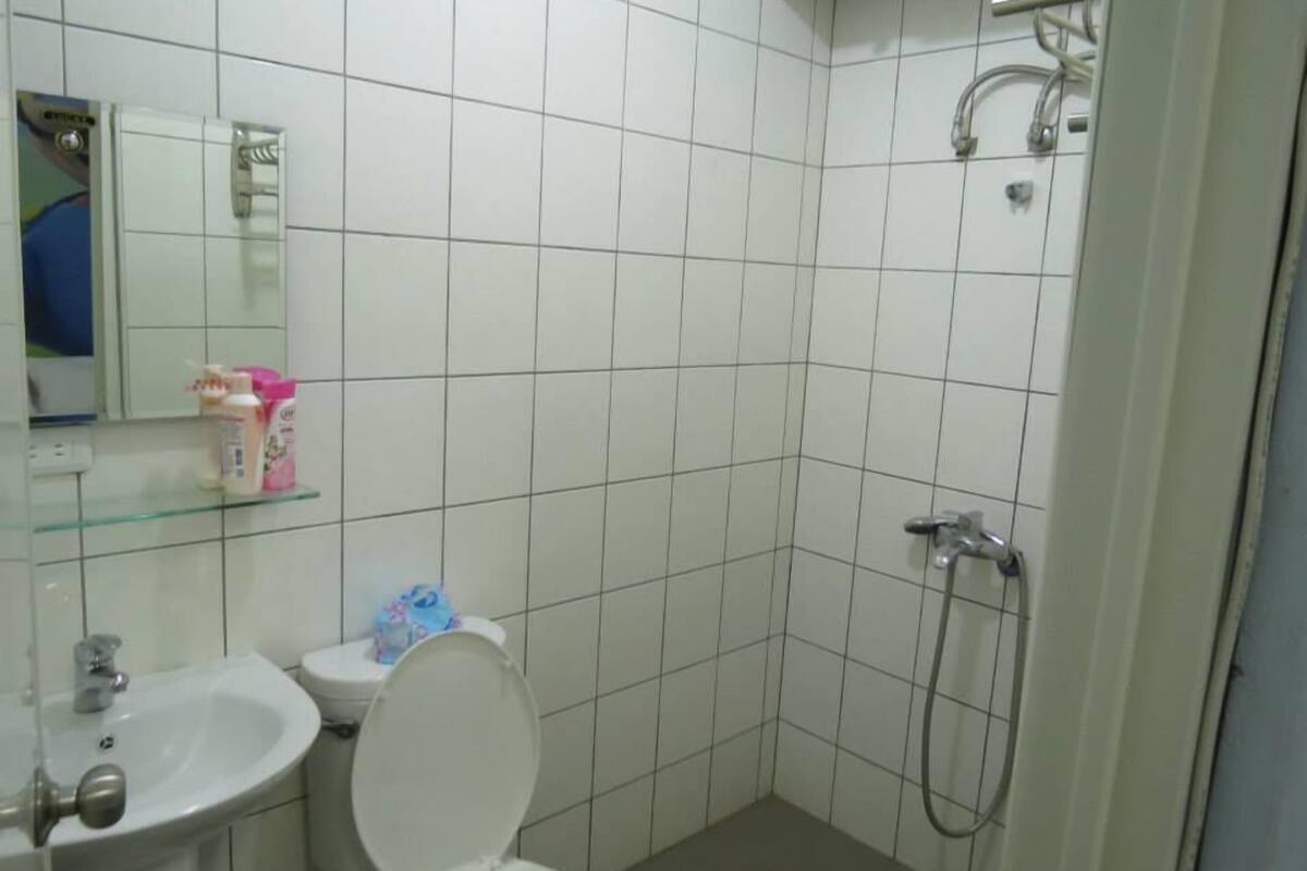 Quadruple Room | Bathroom | Slippers