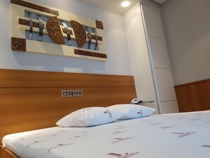 Cortinas opacas, wifi gratis, ropa de cama