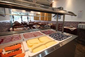 Tägliches inbegriffenes kontinentales Frühstück
