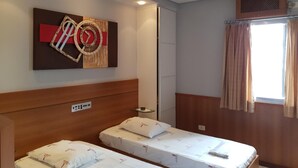 Blackout curtains, free WiFi, bed sheets - Hotel Três Poderes (São Paulo)