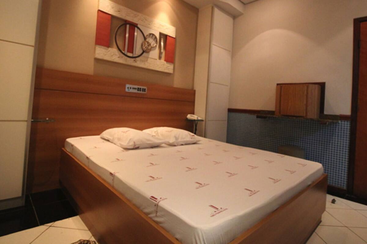 Blackout curtains, free WiFi, bed sheets