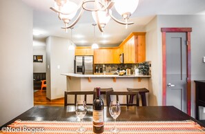 Panoramic Condo, 2 Bedrooms, Kitchen (The Lookout - Top Floor Corner Unit) | In-room dining
