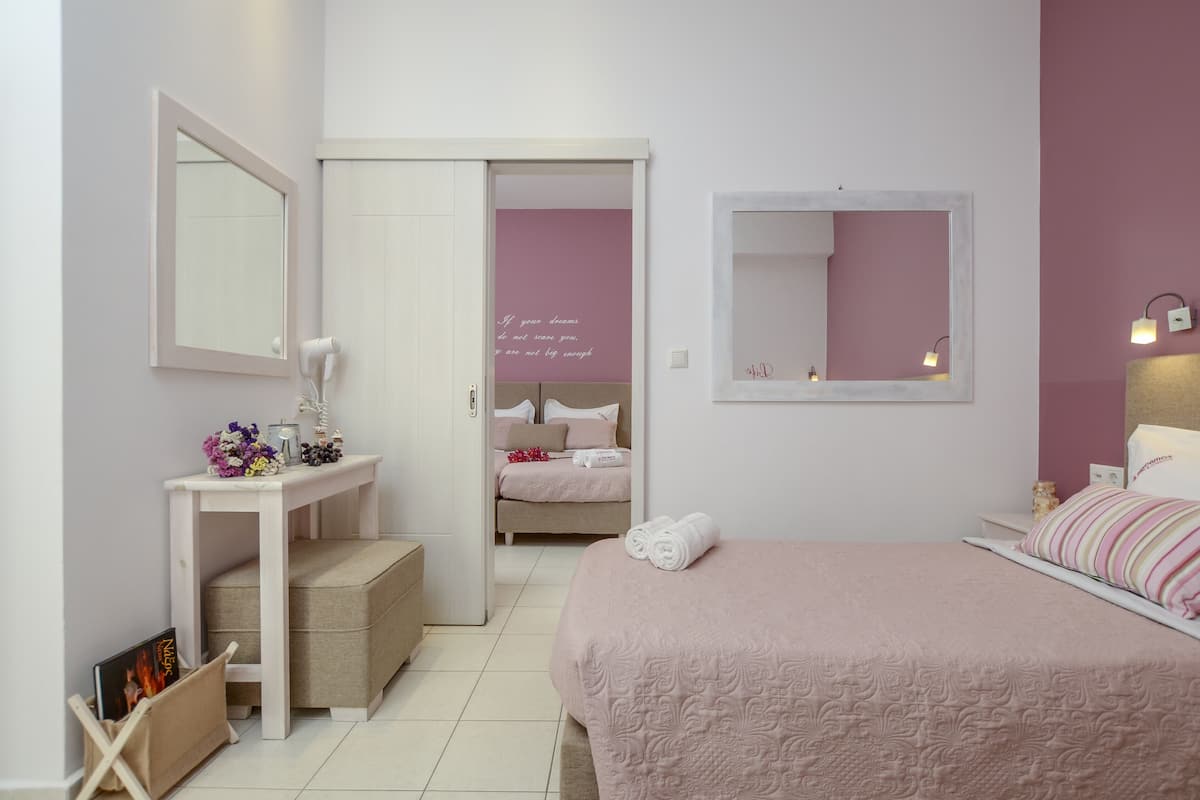 Apartment, 2 Bedrooms | Kalis bunyi, seterika/papan seterika, Wi-fi percuma, cadar katil