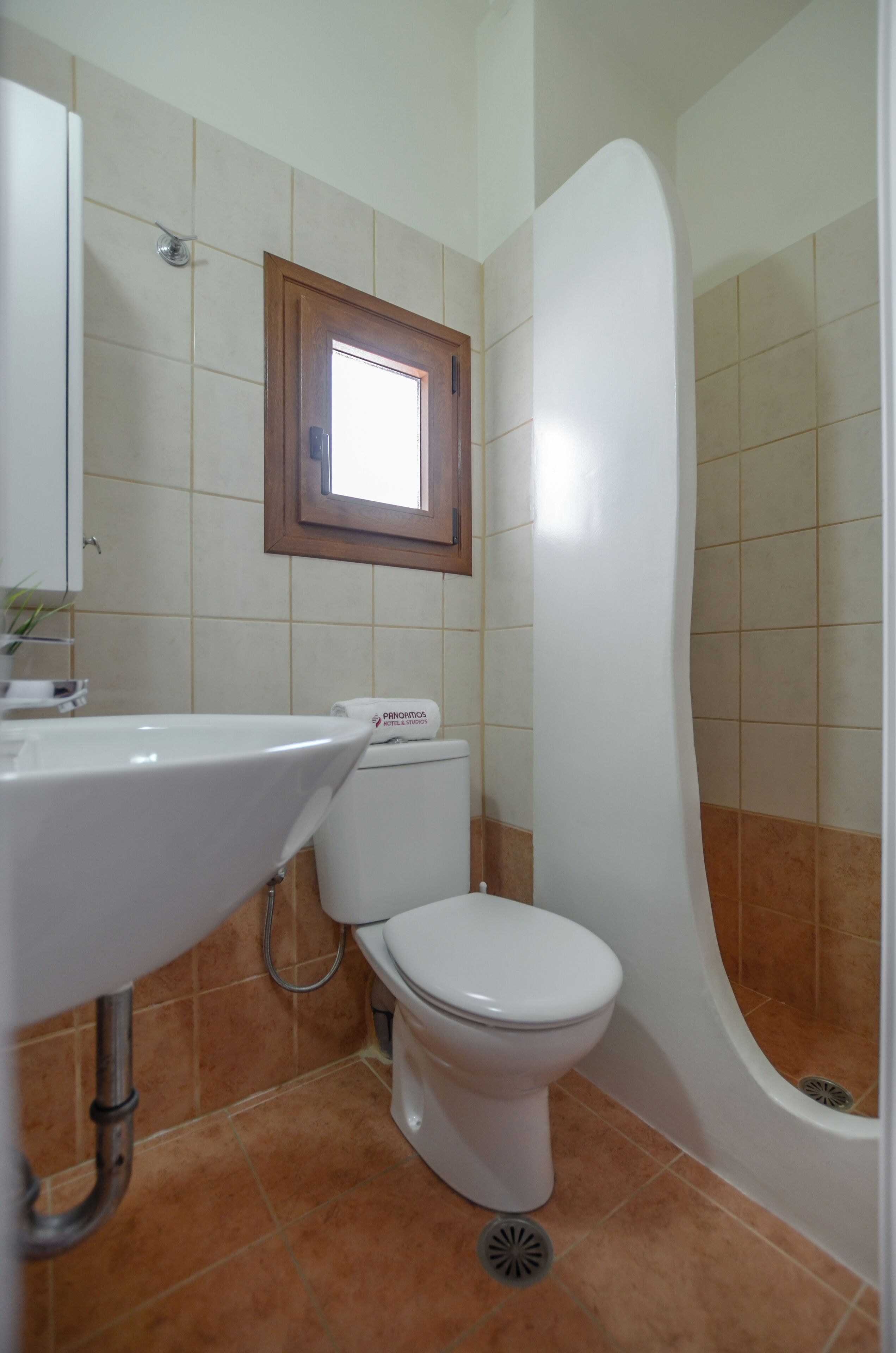 A bathroom with a toilet, sink, and bathtub.