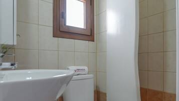 A bathroom with a toilet, sink, and bathtub.