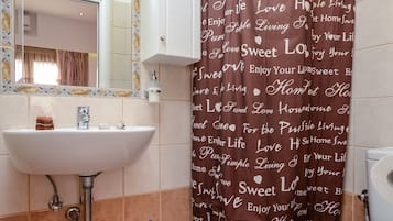 Doppelzimmer, Meerblick (First floor) | Badezimmer | Dusche, Haartrockner, Handtücher