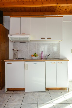 Studio (Double) | Private kitchenette | Full-size fridge, coffee/tea maker - Hotel Panormos (Naxos)