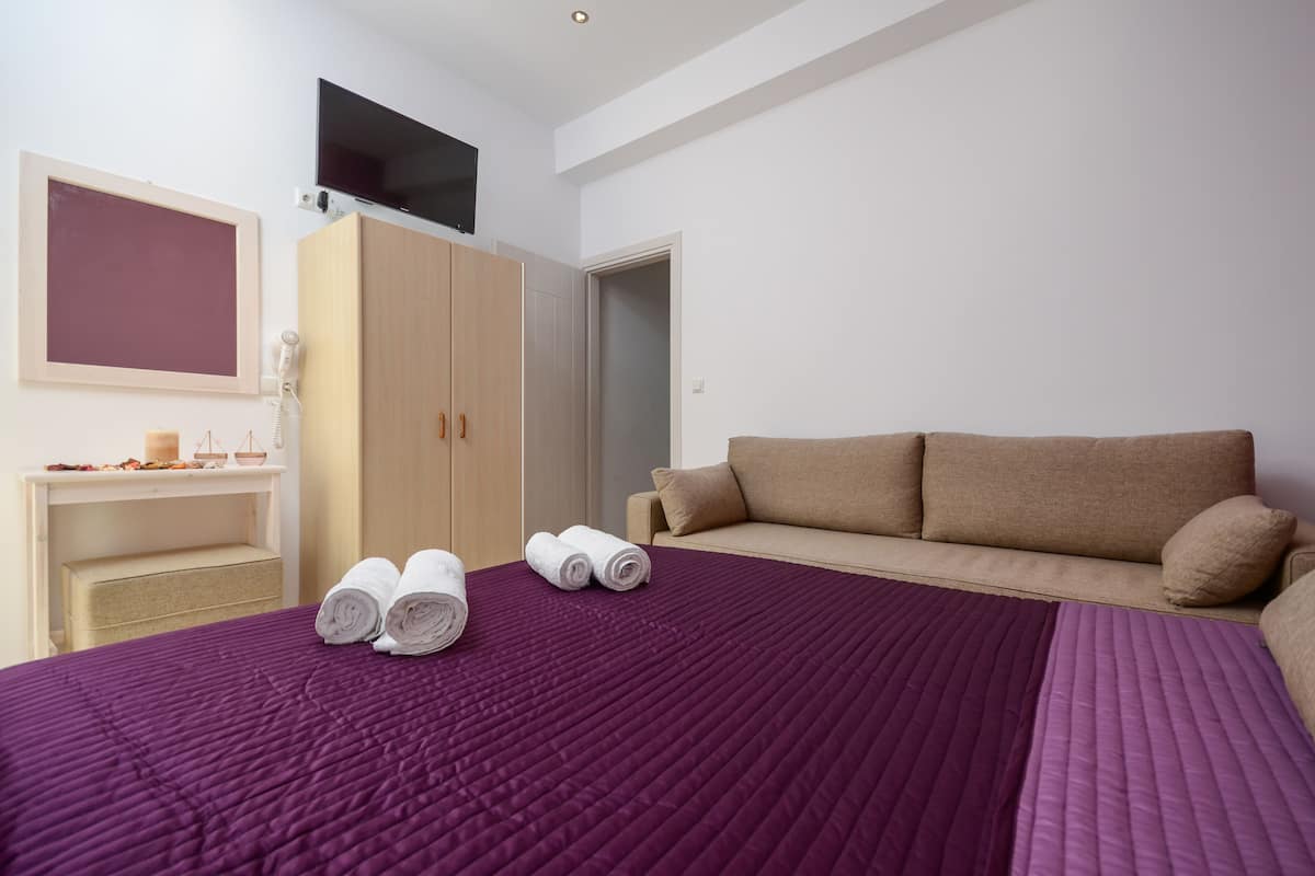 Family Room (Deluxe) | Soundproofing, iron/ironing board, WiFi (free), bed sheets
