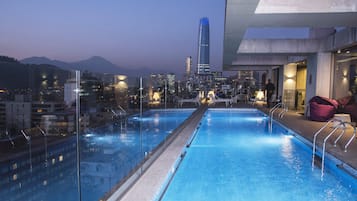 Una piscina al aire libre de temporada