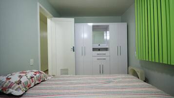 Apartamento standard, 2 quartos, varanda coberta | 2 quartos, ferros/tábuas de passar roupa, Wi-Fi de cortesia
