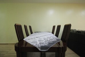 Standard Apartment, 2 Bedrooms, Lanai | In-room dining
