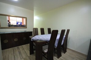 Appartement Standard, 2 chambres, véranda | Restauration dans la chambre