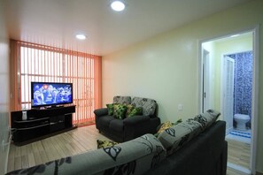 Appartamento Standard, 2 camere da letto, lanai | Soggiorno | TV a schermo piatto