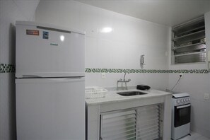 Apartamento standard, 2 quartos, varanda coberta | Cozinha privada | Geladeira grande, cooktop, talheres/pratos/utensílios de cozinha