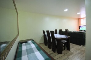 스탠다드 아파트, 침실 2개, 라나이 | 객실 내 식사 공간