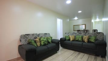 Apartamento standard, 2 quartos, varanda coberta | Sala de estar | TV de tela plana