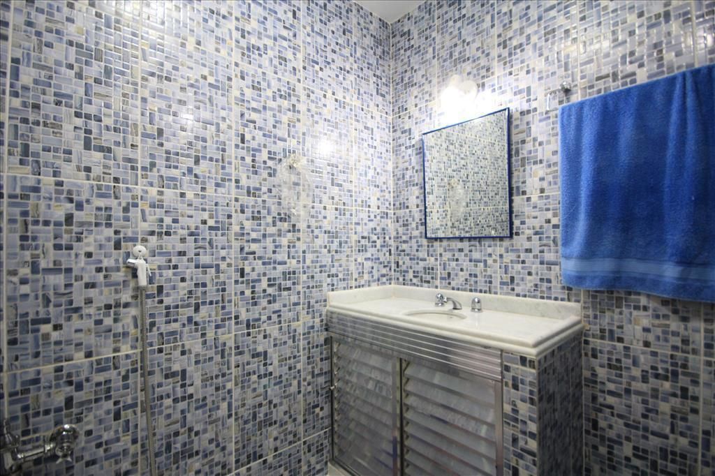 Standaard appartement, 2 slaapkamers, veranda | Badkamer met wastafel