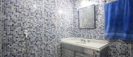 Standard Apartment, 2 Bedrooms, Lanai | Bathroom sink