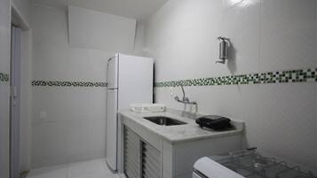 Apartamento standard, 2 quartos, varanda coberta | Cozinha privada | Geladeira grande, cooktop, talheres/pratos/utensílios de cozinha