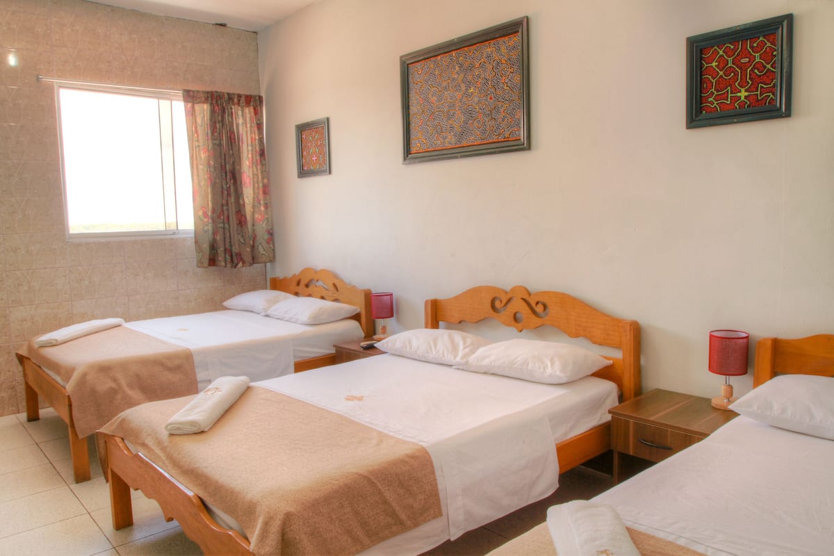 Tripla Standard | Biancheria da letto di alta qualità, una scrivania, postazione laptop