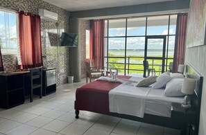 ห้องซูพีเรีย, เตียงควีนไซส์ 1 เตียง, วิวแม่น้ำ | เครื่องนอนระดับพรีเมียม, โต๊ะทำงาน, พื้นที่ทำงานแบบใช้แล็ปท็อป