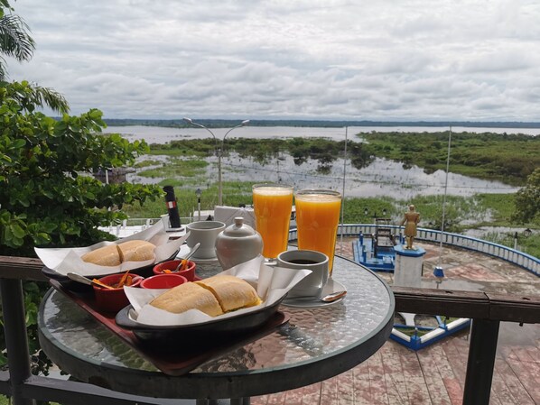 ห้องซูพีเรีย, เตียงควีนไซส์ 1 เตียง, วิวแม่น้ำ | บริการอาหารในห้องพัก