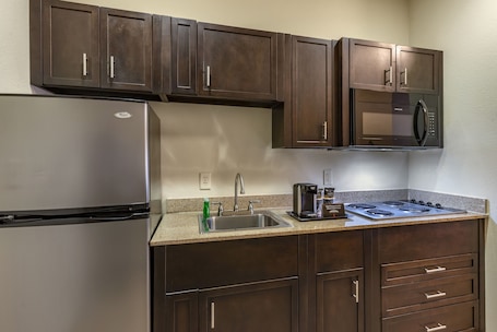 Refrigerador con freezer, microondas, placa de cocina, cafetera/tetera