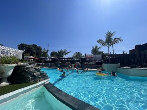 Seasonal outdoor pool - The Shore Club (Spring Lake)