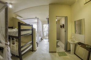 Suite clásica, 5 habitaciones, baño privado, planta baja | Baño | Amenidades de baño gratuitas, secadora de cabello, toallas
