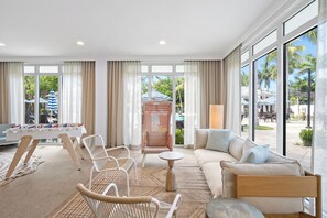 Lobby sitting area - Blue Flamingo Resort Key West (Key West)