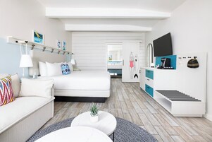 Ropa de cama de alta calidad y caja de seguridad en la habitación 