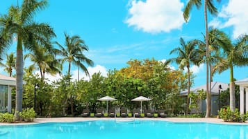 2 piscine all'aperto, cabanas (a pagamento), ombrelloni da piscina