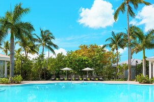2 piscinas al aire libre, camas de piscina con cargo, sombrillas